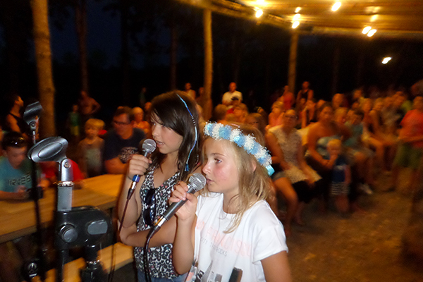 Camping Avec Parc Aquatique Couvert Activite Karaoke Campilo
