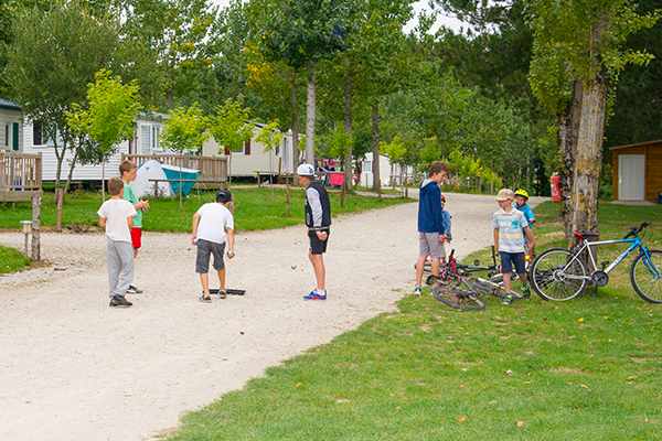 Camping Familial Avec Piscine Petanque Campilo
