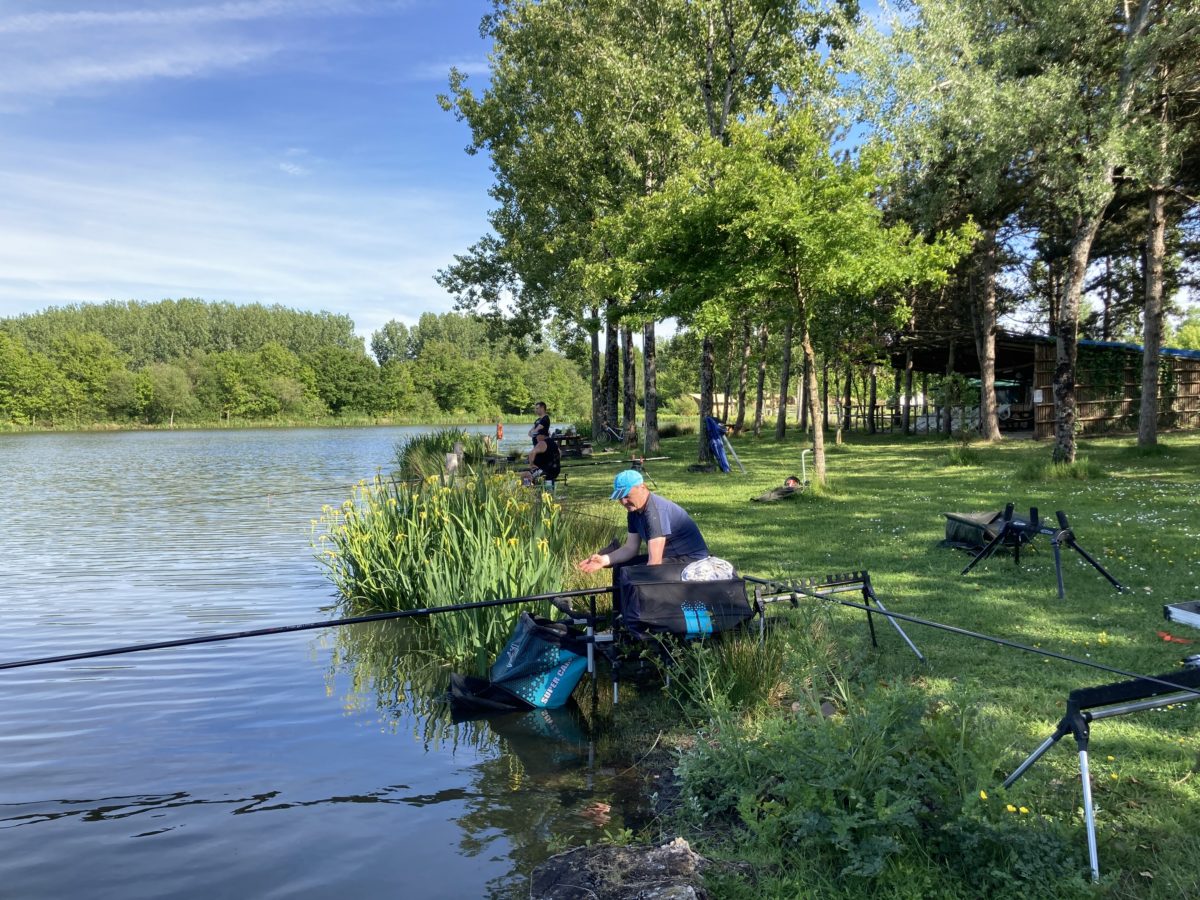 PECHE EN PLAN D'EAU DE 8 HECTARES: Autour de l'eau France, Pays de la Loire