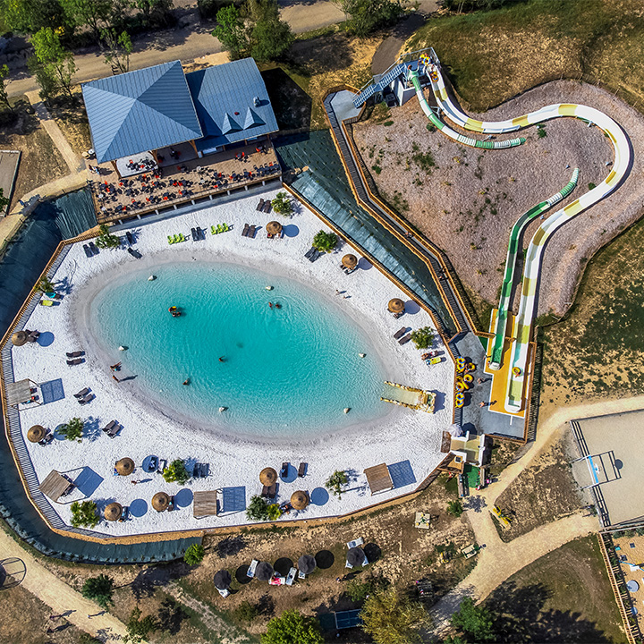 camping avec toboggans aquatiques geants en vendee