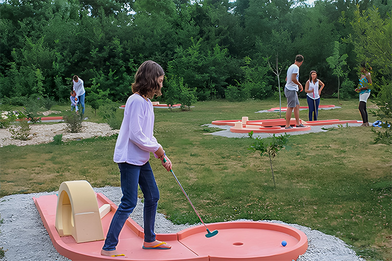 camping familial avec piscine jeu mini golf