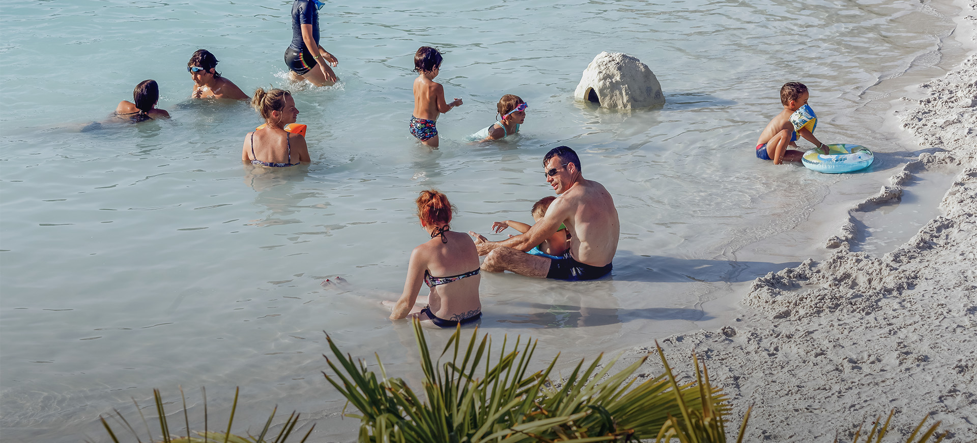 piscine lagon baignade rafraichissante pour petits et grands